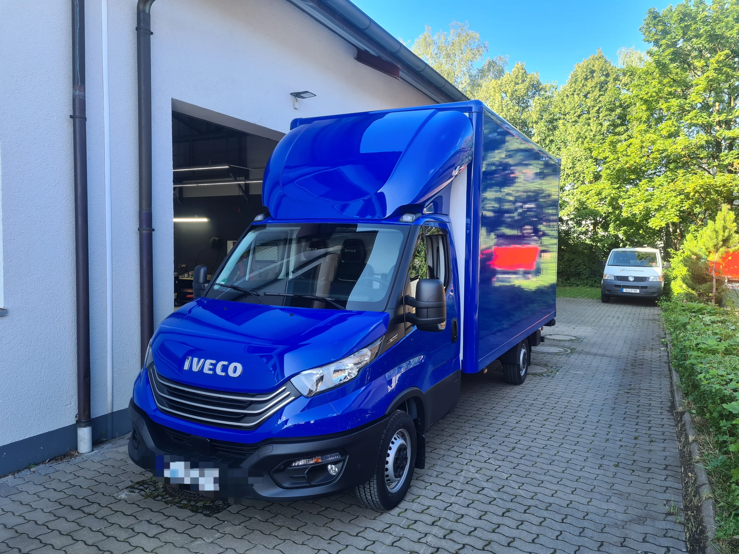 Lackierter Transporter vor der Halle in Kirchheim