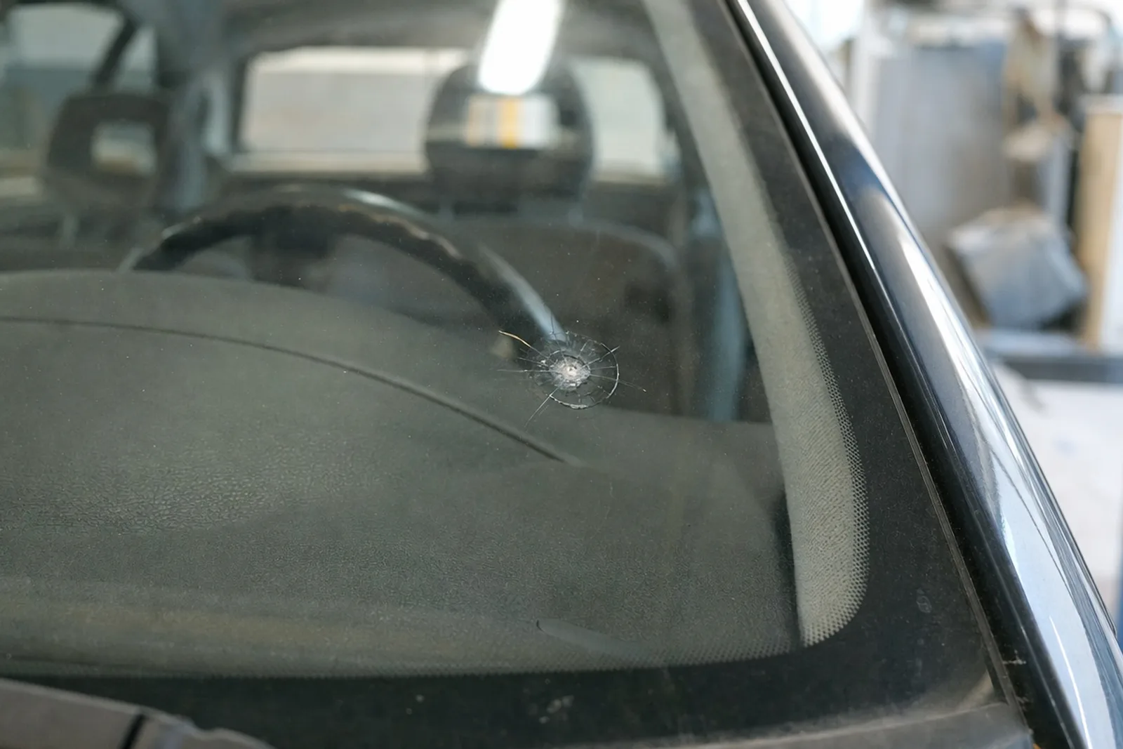 Teilkasko-Schaden: Steinschlag mit Rissbildung in der Frontscheibe eines Autos in der Werkstatt der Lackprofi GmbH in Kirchheim