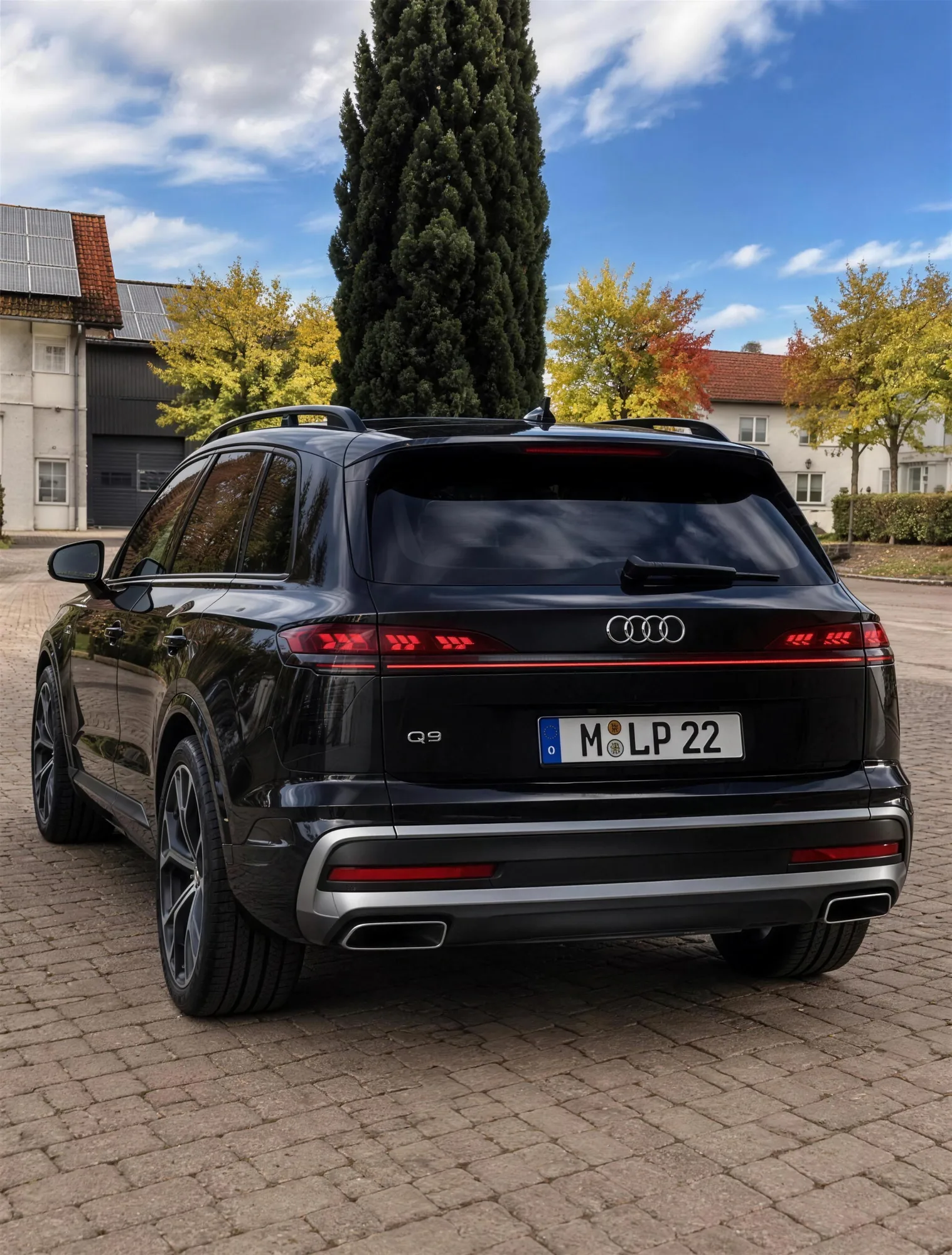 Vorschau: Schwarzer Audi Q9, Heckansicht