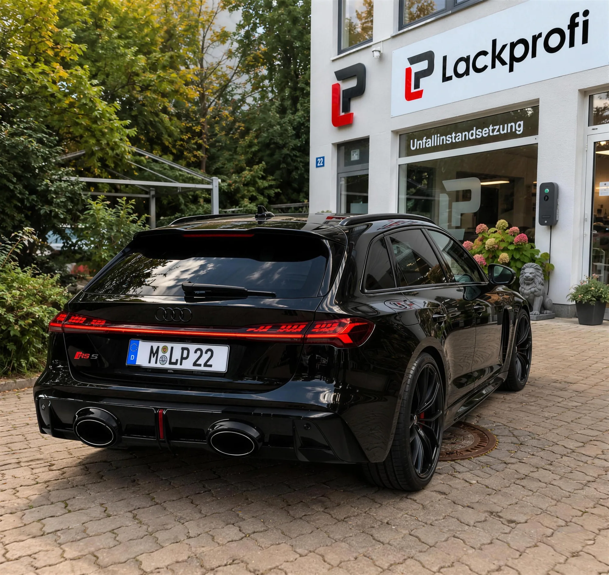 Heckansicht des schwarzen Audi RS5 Avant vor dem Betrieb der Lackprofi GmbH in Kirchheim