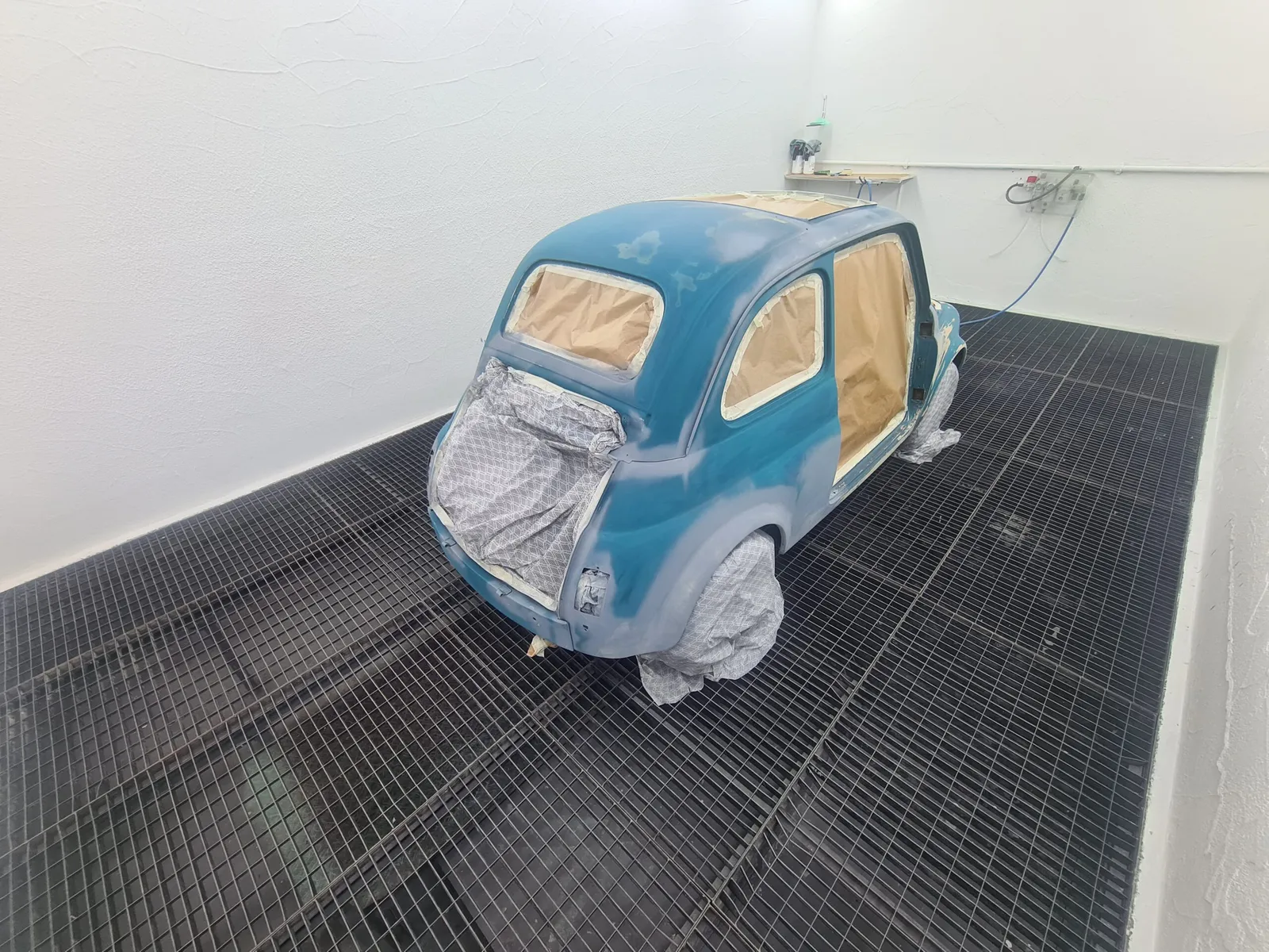 Autolackierung bei der Lackprofi GmbH in Kirchheim: Oldtimer in der Lackierkabine