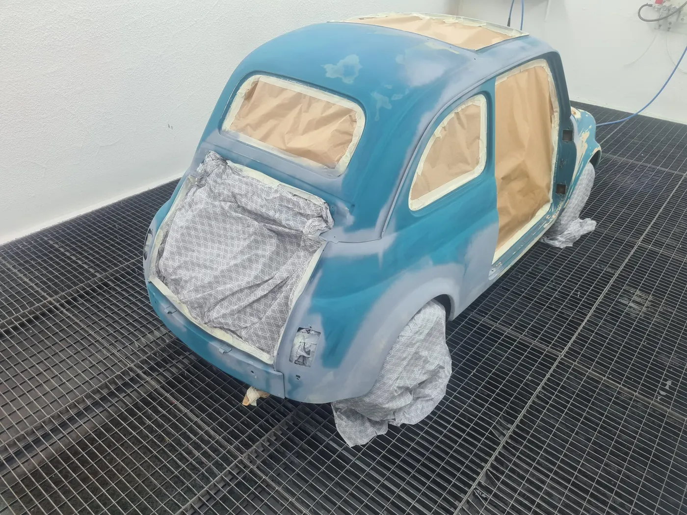 Blau lackierter Fiat 500 mit abgedeckter Front