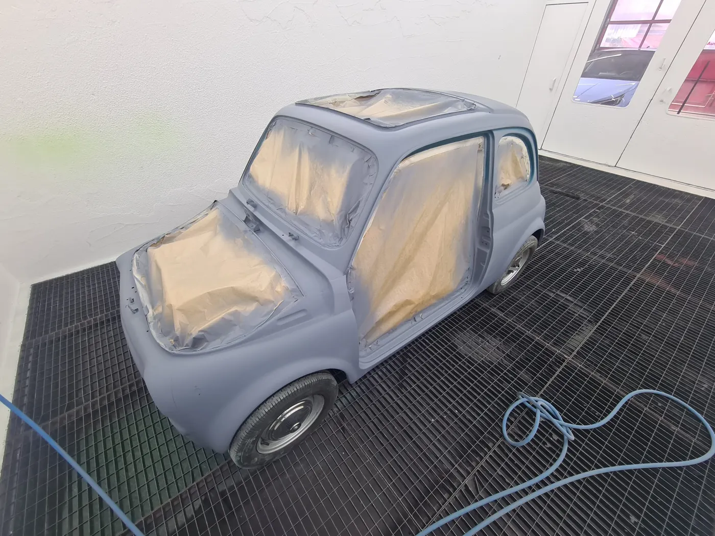Grundierter Fiat 500 mit abgeklebten Fenstern
