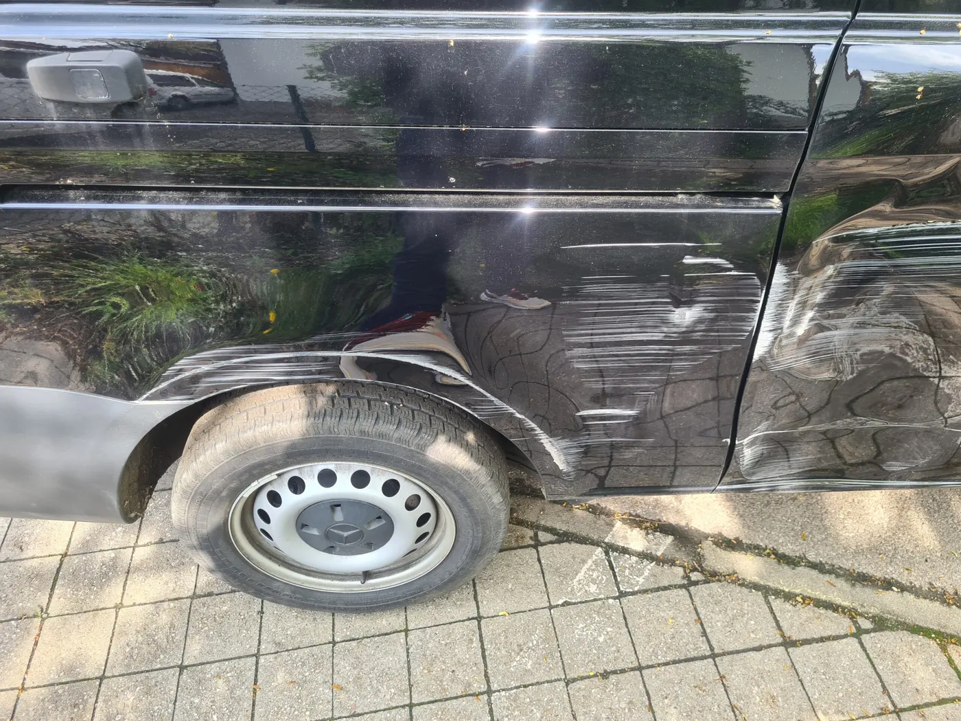 Seitenschaden am Mercedes-Transporter über dem Hinterrad