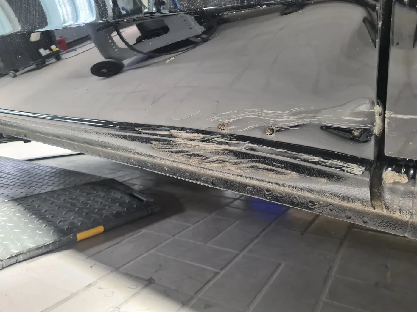 Schwellerbereich des Transporters vor der Instandsetzung