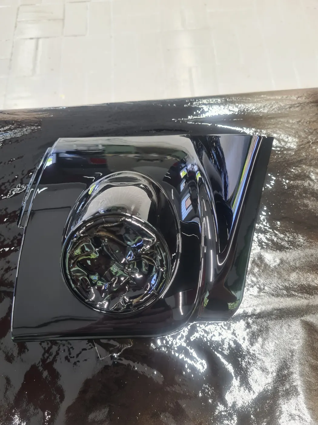 Detailaufnahme eines lackierten Cadillac-Innenraumteils