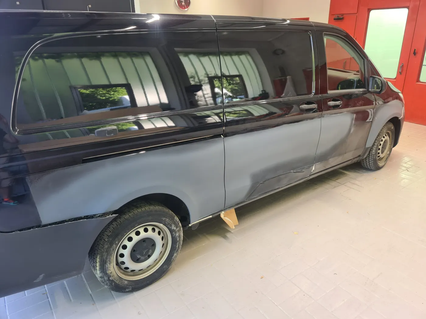 Schwarzer Transporter in der Halle der Lackprofi GmbH nach der Instandsetzung
