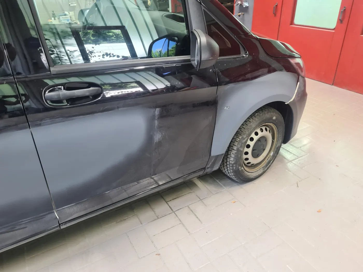 Seitenansicht des instand gesetzten Transporters