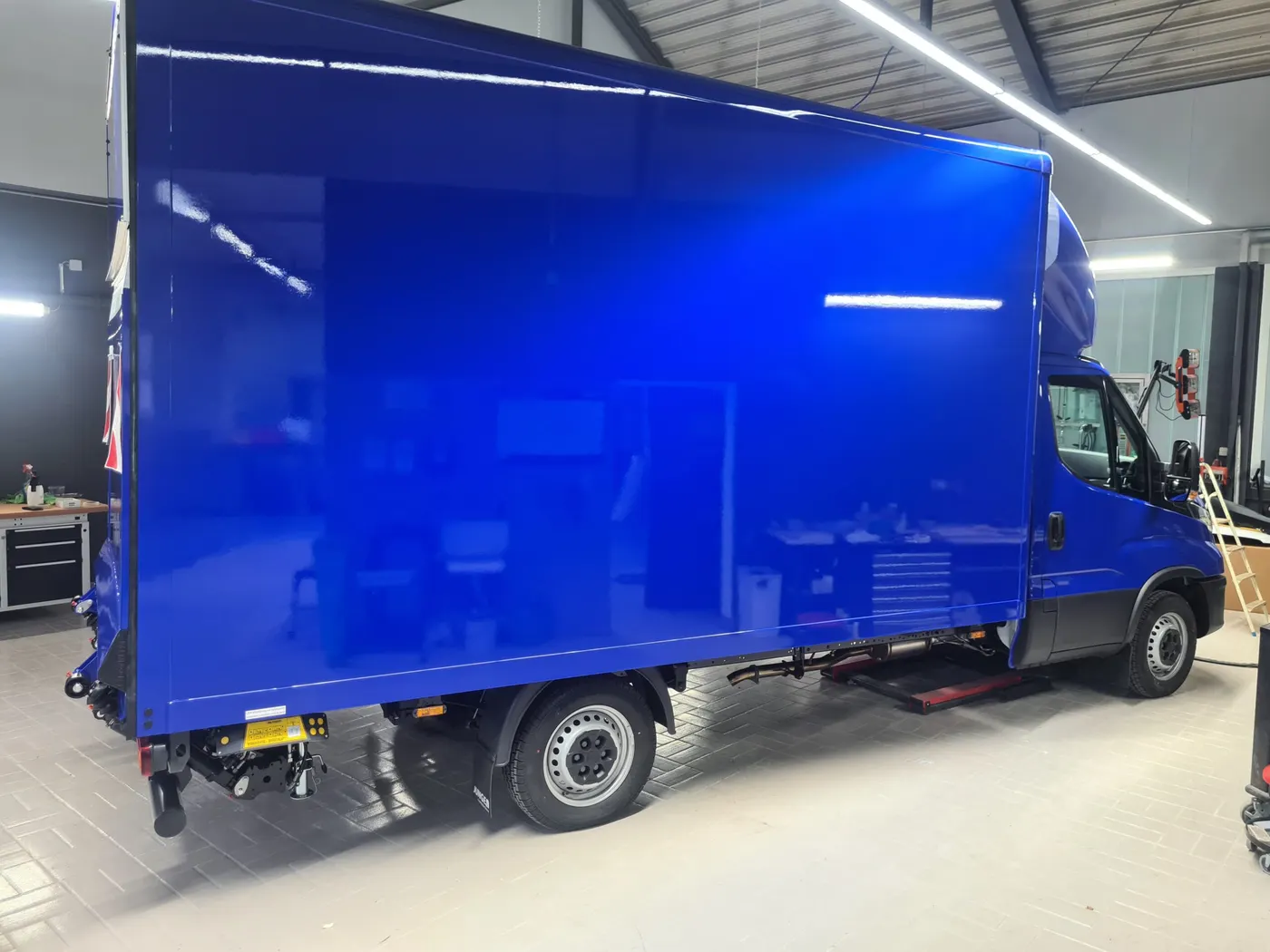 Frisch blau lackierter Kofferaufbau in der Halle