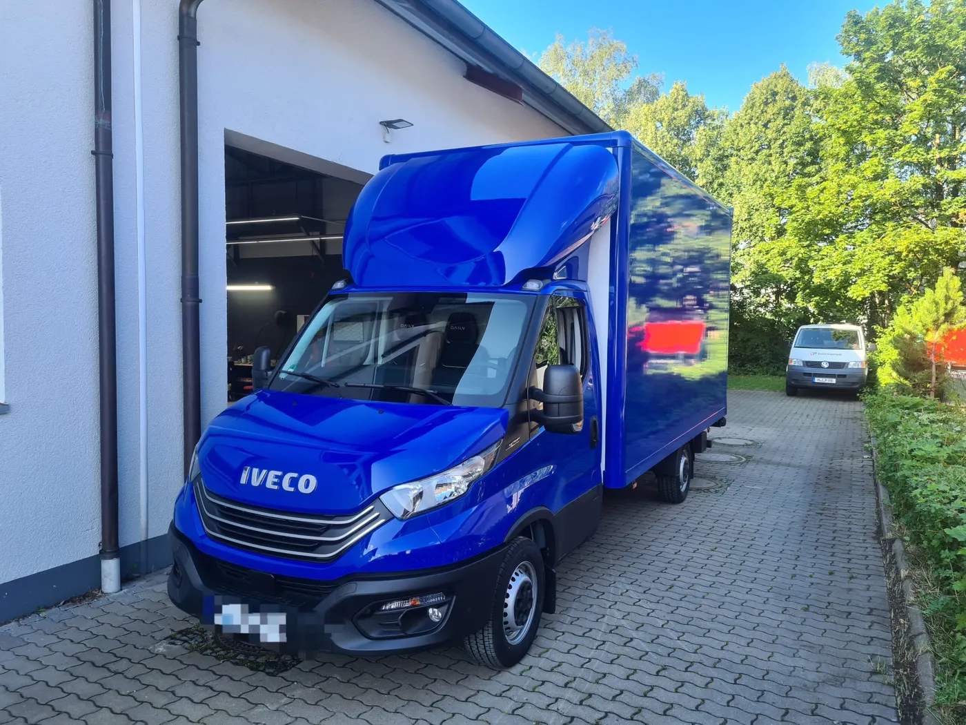 Blau lackierter Koffer-LKW vor der Werkstatt der Lackprofi GmbH in Kirchheim