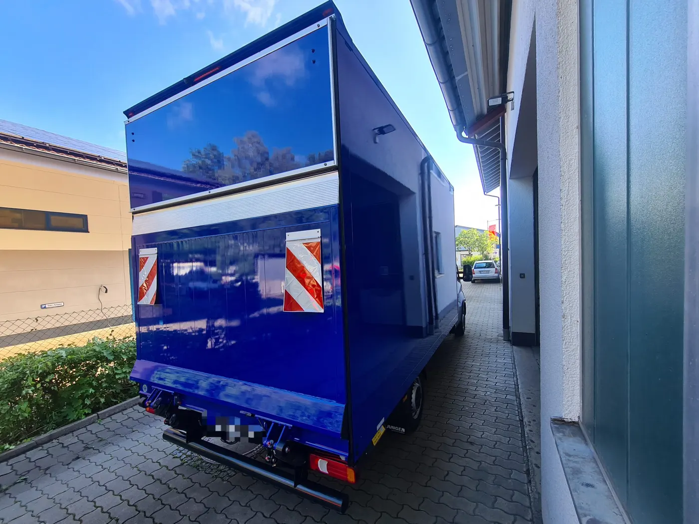 Heckansicht des blau lackierten Koffer-LKW