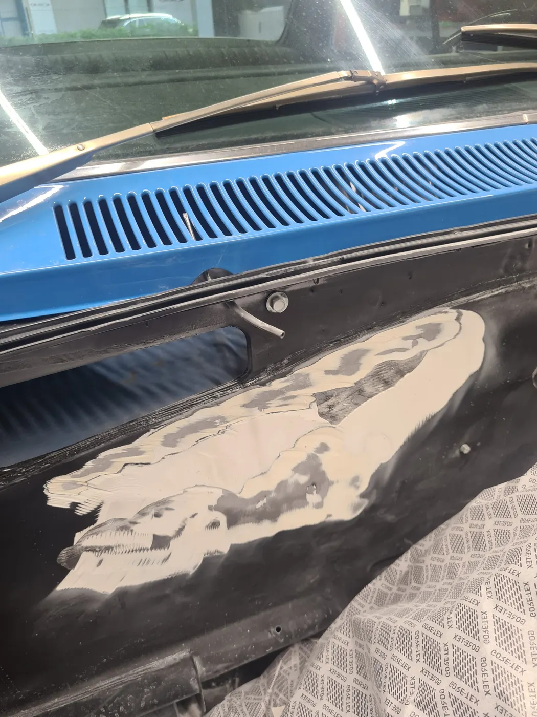 Gespachtelte Karosseriestelle am Buick Wildcat