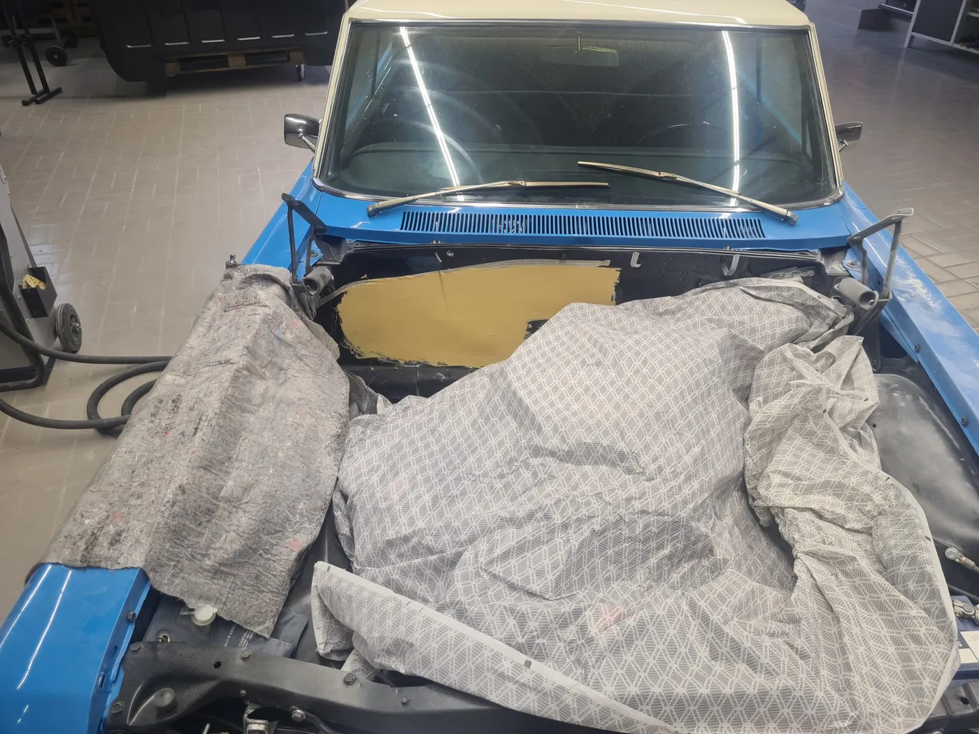 Abgedeckter Buick Wildcat während der Karosseriearbeit