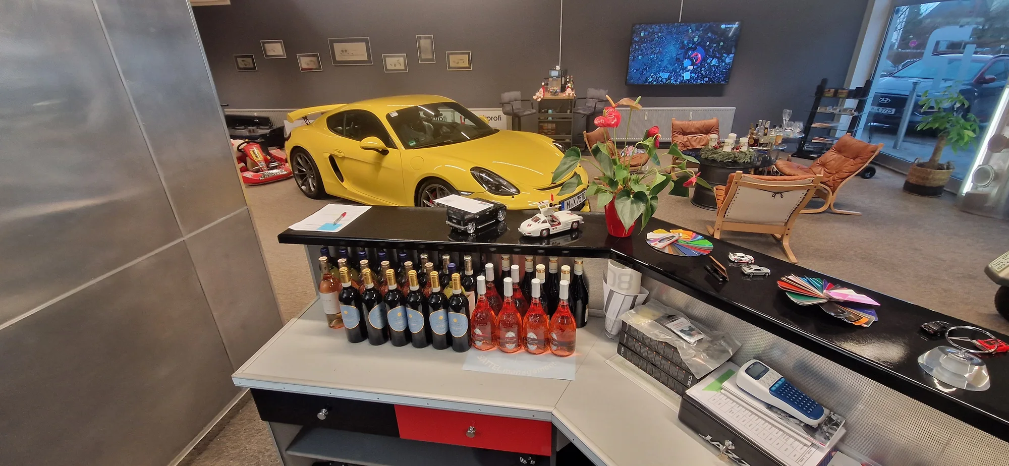 Ausstellungsraum der Lackprofi GmbH in Kirchheim mit gelbem Porsche
