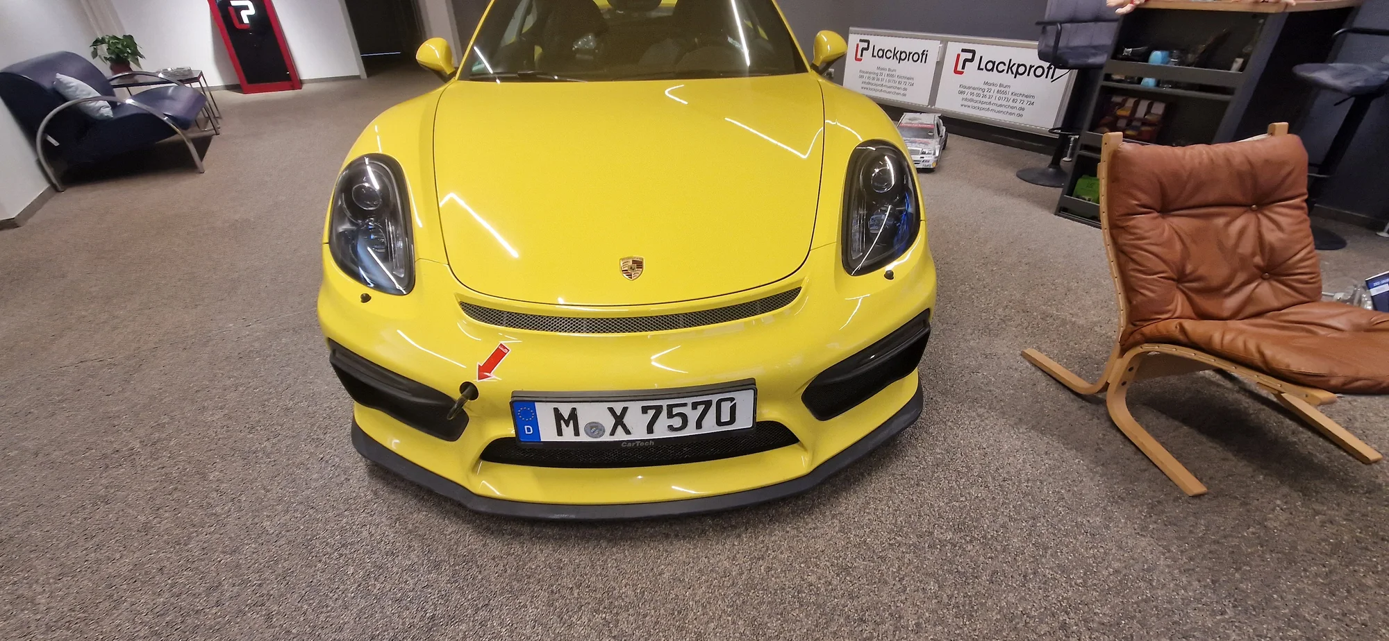 Gelber Porsche im Ausstellungsraum der Lackprofi GmbH