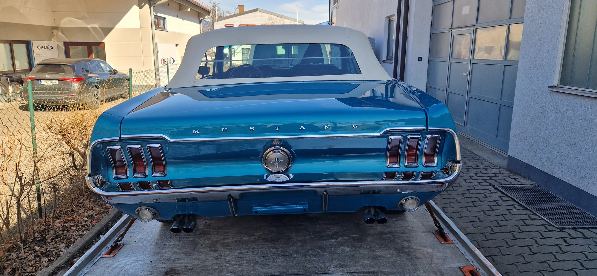 Blauer Ford Mustang Cabrio auf dem Hof der Lackprofi GmbH