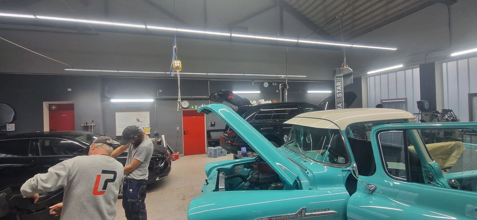 Chevrolet-Pickup mit geöffneter Motorhaube in der Werkstatt in Kirchheim