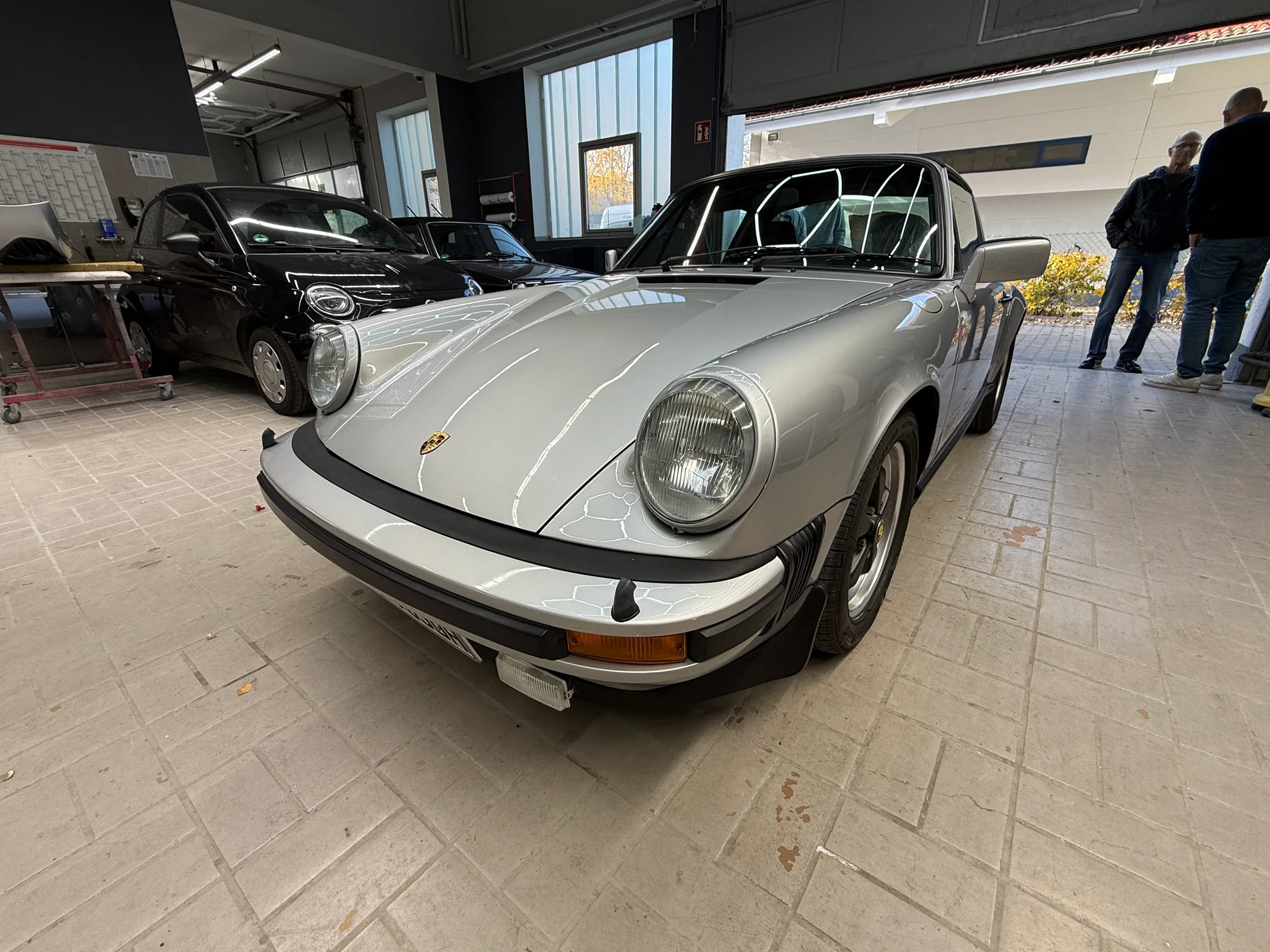 Silberner Porsche 911 in der Ausstellung der Lackprofi GmbH