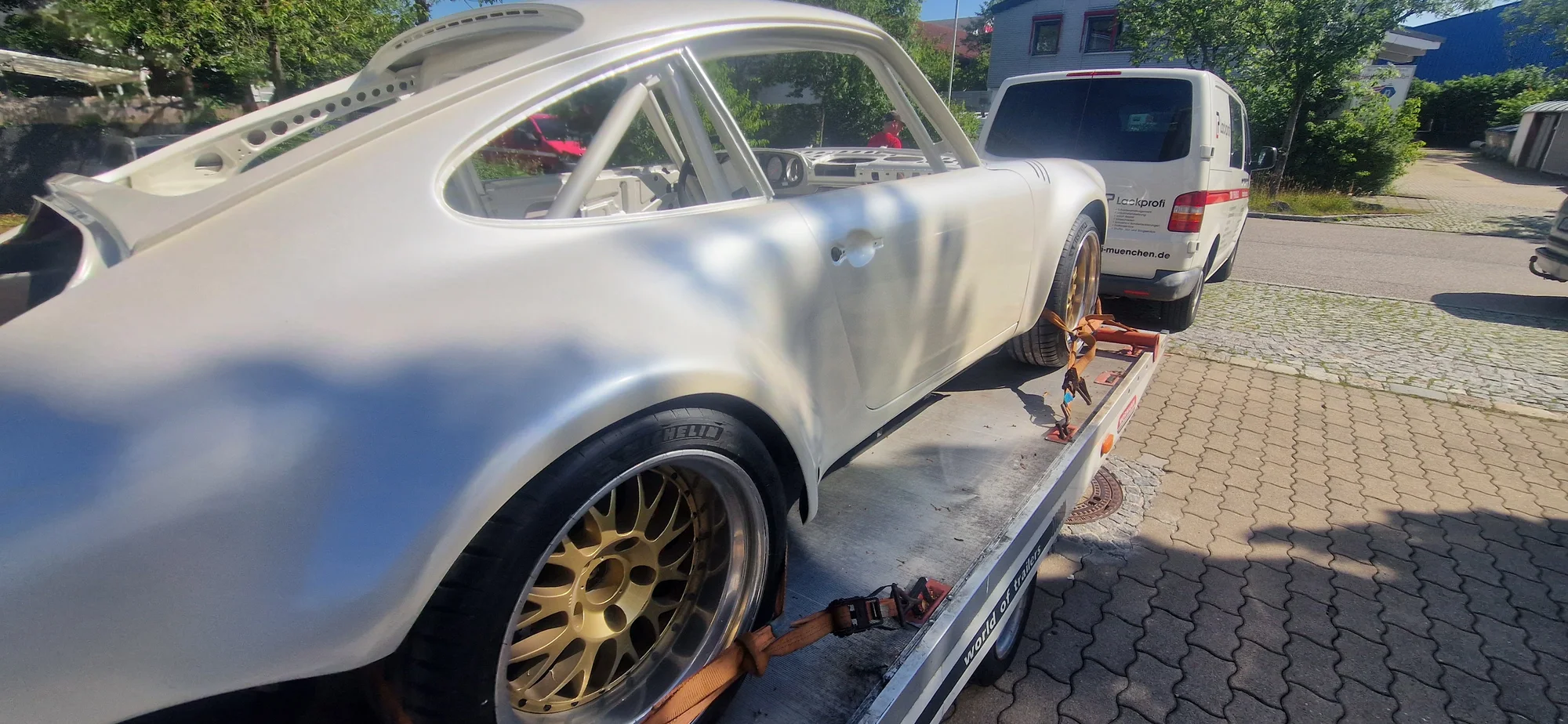 Porsche 911 mit goldenen Felgen auf dem Hof in Kirchheim