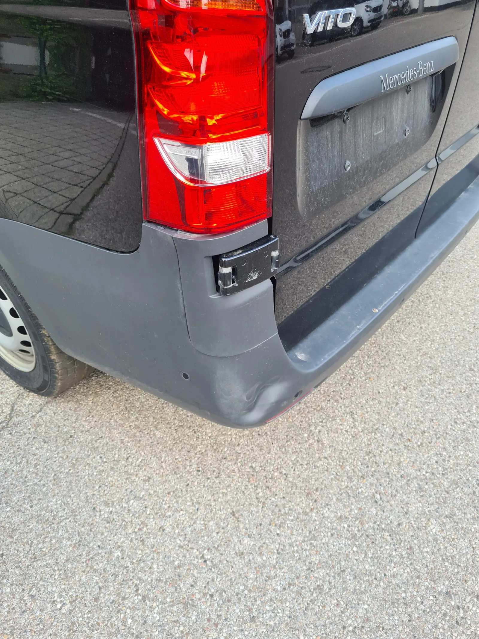 Smart Repair: Delle im Kunststoffstoßfänger eines Transporters auf dem Hof der Lackprofi GmbH in Kirchheim