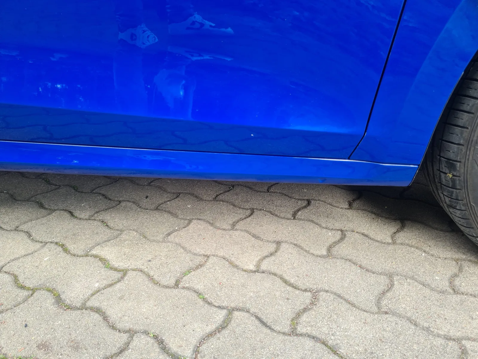 Auto winterfest aufbereiten: glänzend lackierte blaue Fahrzeugtür bei der Lackprofi GmbH in Kirchheim